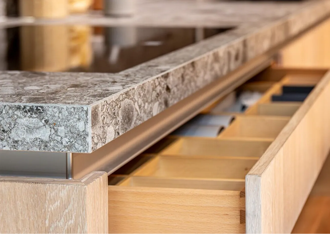 Encimeras cuarzo Valencia, detalle de encimera gris junto a mobiliario de madera
